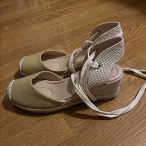 Lace up closed toe espadrille shoe